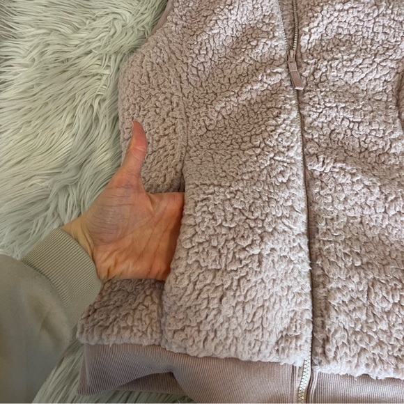 Pale Pink | Sherpa Vest - Picture 3 of 11